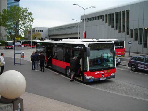 autobus v UNO CITY vo Viedni