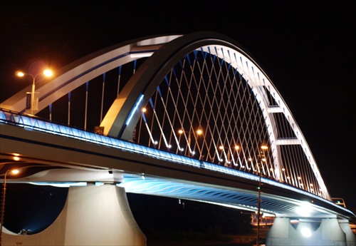 Most Apollo - v noci