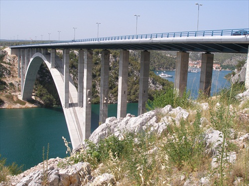 Most cez jazero