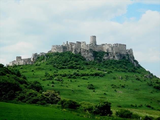 Spišský hrad v zeleni