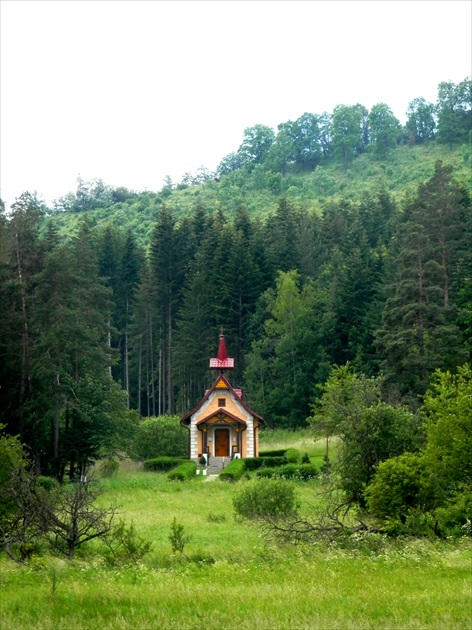 Kostolík v lesoparku