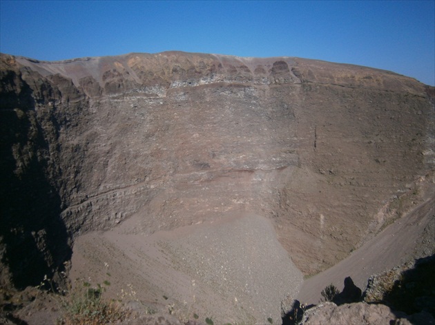 VEZUV - 24.8.r.79- zničil Pompeje - kráter...
