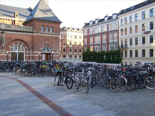parkovisko bicyklov pred kodanskou stanicou