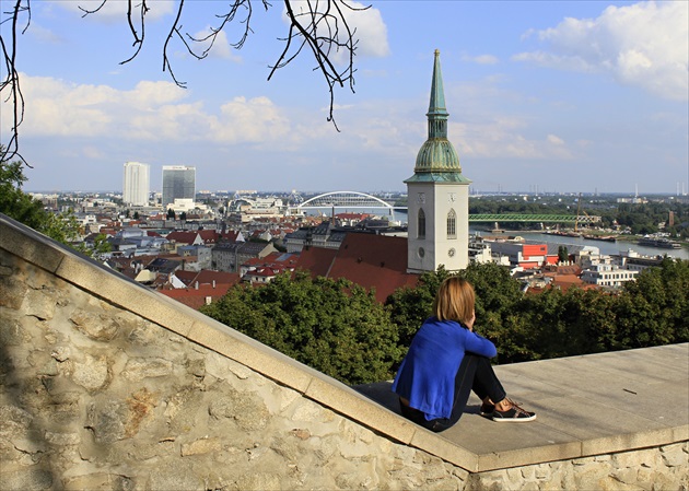 relax na bratislavských hradbách -pohľad na Dóm Sv. Martina