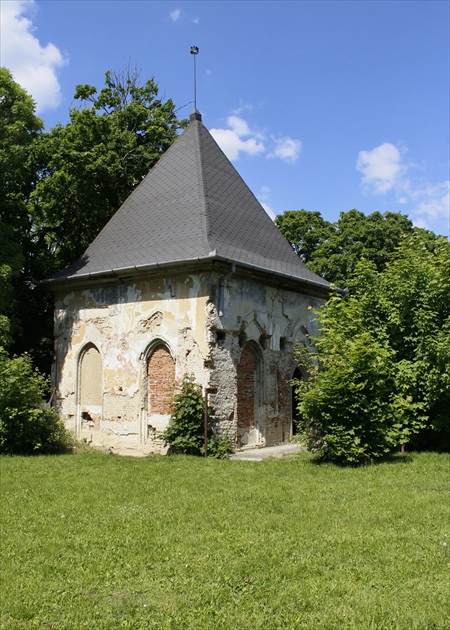 altánok - jedna z veží starého hradu v Hlohovci
