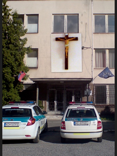 Košická policajná stanica,kde neodbornosť nahradzujú krucifixom!