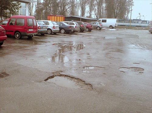 jedno z parkovisk v MČ Nad jazerom