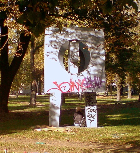 "ctitelia" umeleckého diela v mestskom parku...