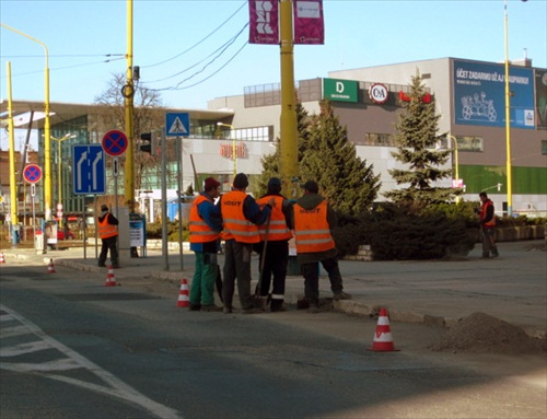 podopierači metiel a lopát...