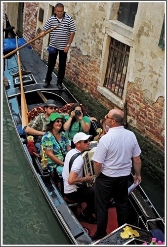 Turisti v Benatkach