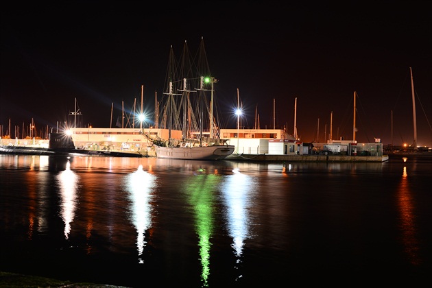 prístav v noci