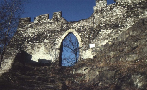 jedna z brán do hradu Bezděz