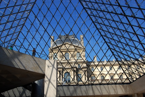 Louvre zo spodu