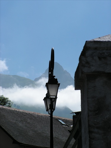 Lampa, domy, hmla a hory