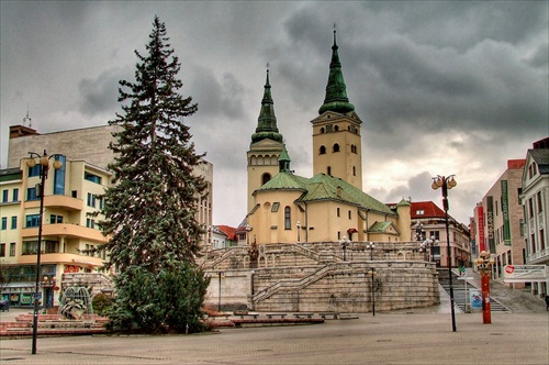 Žilina - Farský kostol z Hlinkovho námestia