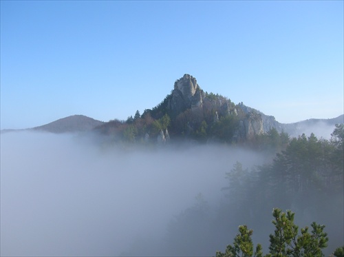 Súľovský hrad nad hmlou