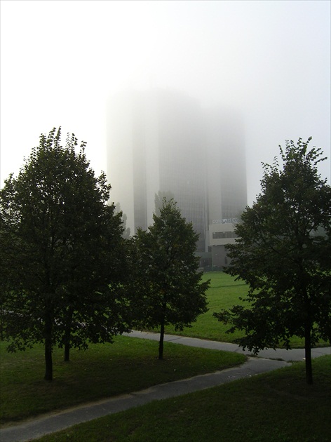Budova v hmle