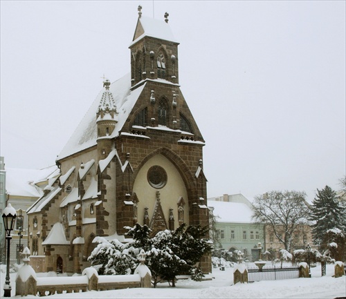 Gotický skvost prizdobený sniežikom