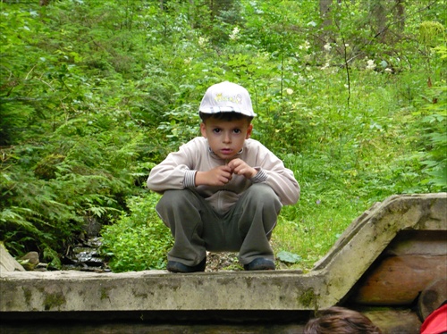 Sedí chlapec na prameni..