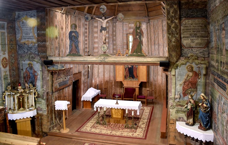 Interiér dreveného kostola v Hervartove