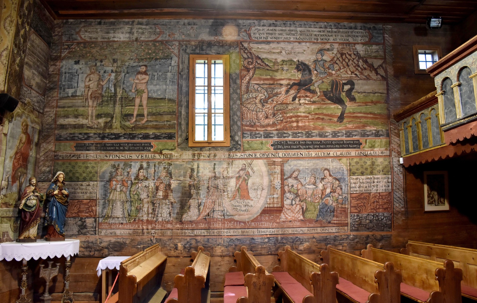 Interiér dreveného kostola v Hervartove