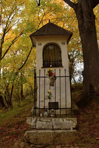 V tichu padajúceho lístia