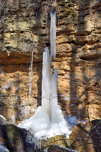 Ľadový stalagmit a stalaktit