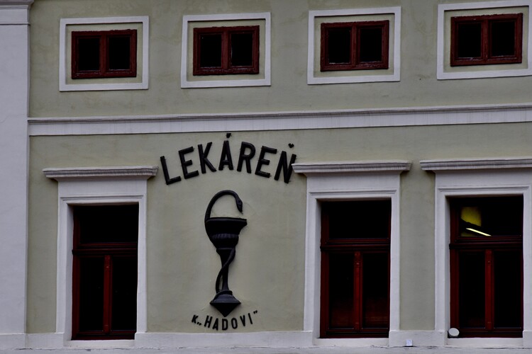 Do lekárne "K Hadovi"