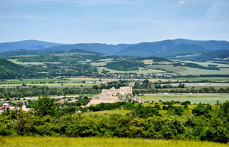 Krajina v okolí Beckovského hradu