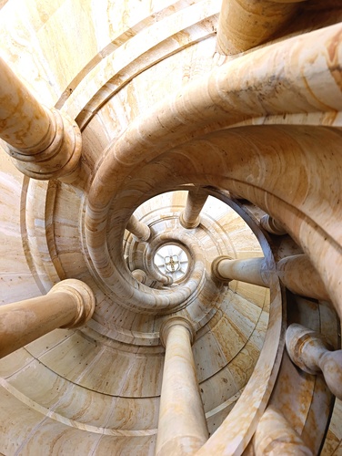 Schodisko odspodu hrad Bouzov