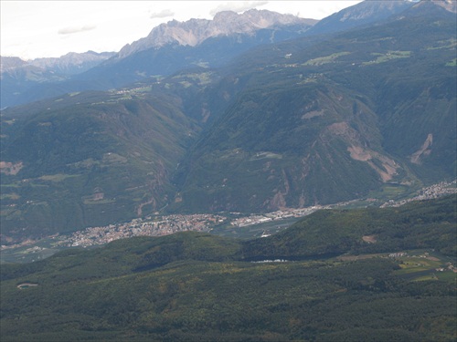 Penegal vrch v Italii vyhlad na vrch Montagna
