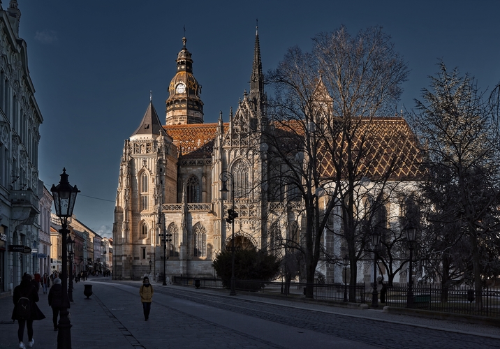 Slnko zapadá pri Dóme (Košice).