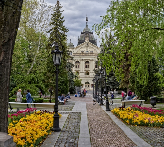 V parku pred divadlom.