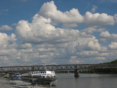 oblaky nad Dunajom
