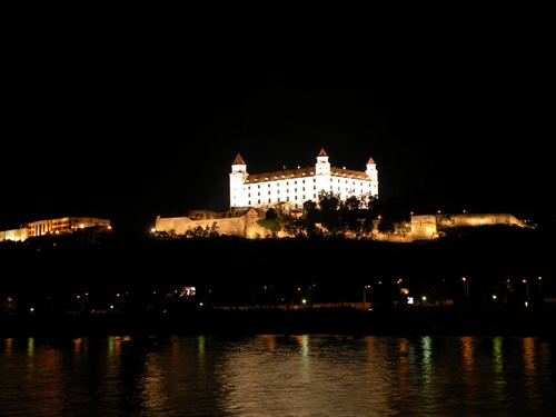 Nočná panoráma Bratislavského hradu