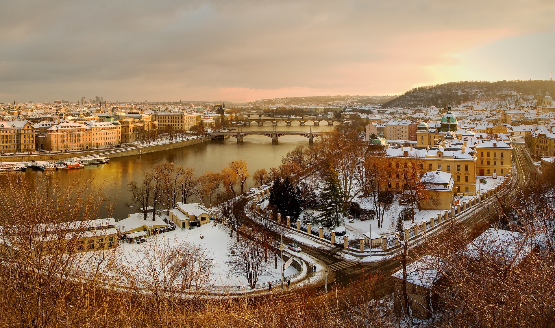 Zimný pohľad na pražské mosty