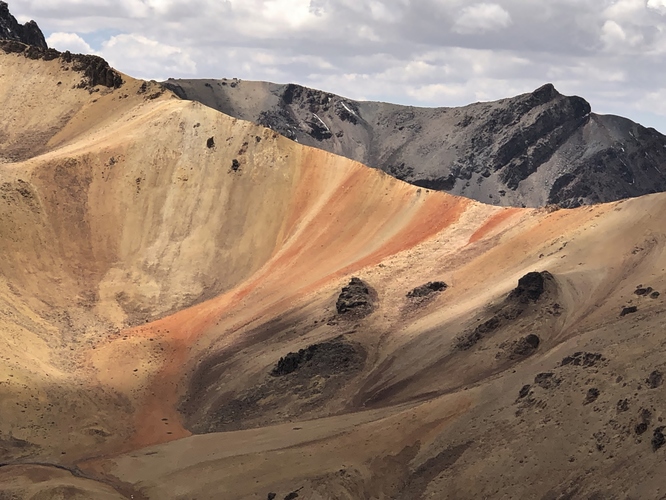 farebný hrebeň v pohorí Huarancante