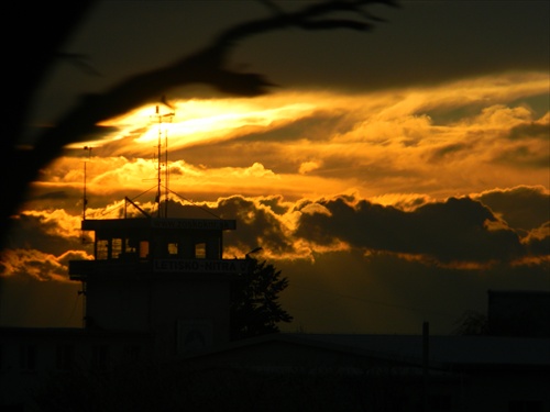 západ slnka nad letiskom Nitra