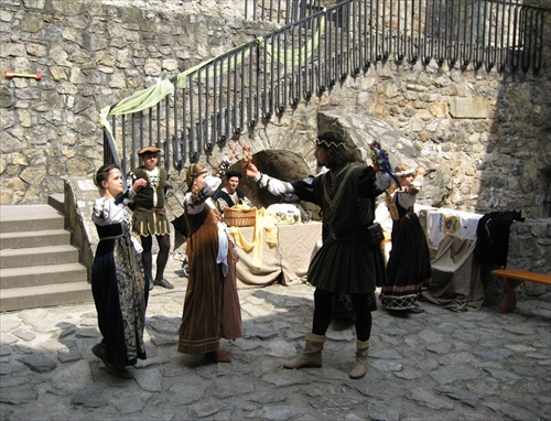Ukážka dobových tancov na hrade Strečno