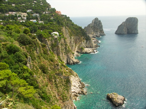mohutné Faraglioni na Capri