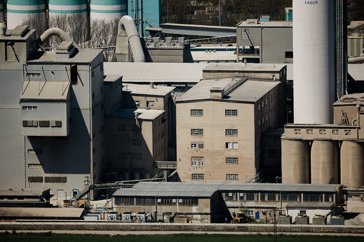 🏭