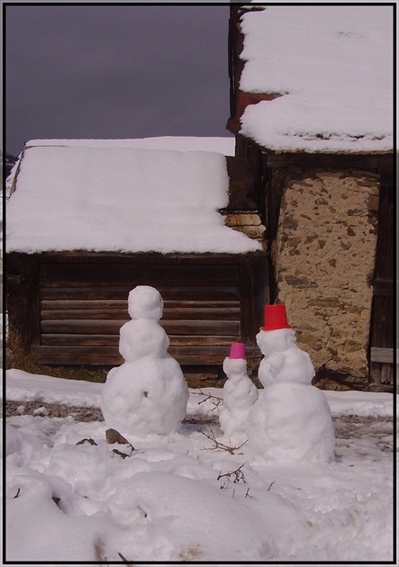 Traja snehuliaci