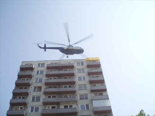 Vrtuľník s panelákom