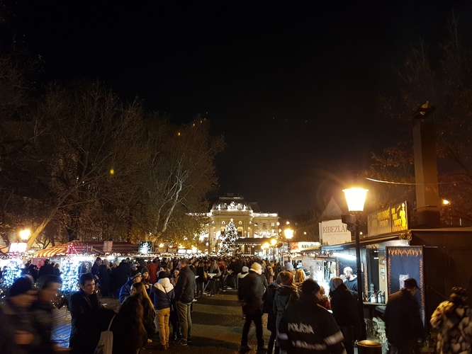 Vianočné trhy Hviezdoslavovo námestie