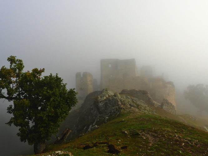 hrad HRUŠOV  v hmle
