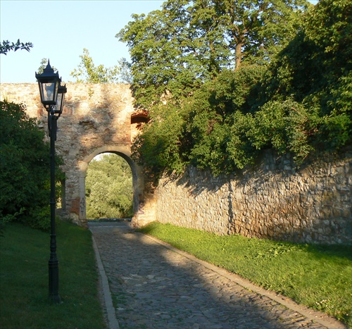 Lampy pri hradnej bráne