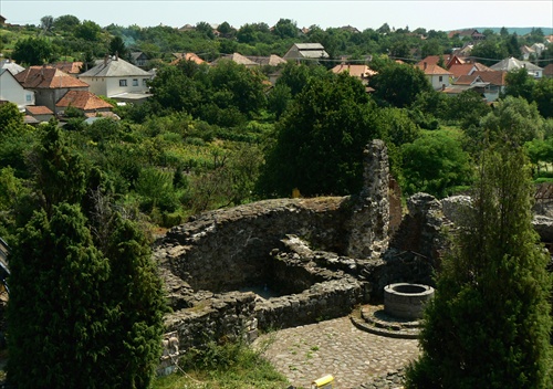 Ruiny hradu v strede dediny