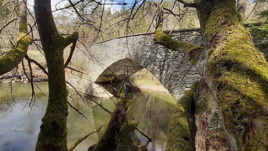 Pod kamenným mostom v raji...Slovenskom