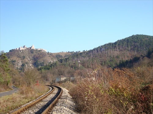 železnica pod čachtickým hradom