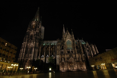 kolinska kaedrala v noci